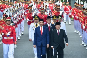 President Jokowi, Vice President Jusuf Kalla and Newly Elected Governors and Deputy Governors march from Merdeka Palace to the State Palace, Monday (1/10). Photo by Public Relations Divisions of Cabinet Secretariat/Oji