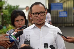 Minister of Manpower Hanif Dhakiri answers questions from the journalists on the increase of Provincial Minimum Wage (UMP) at the State Palace, Tuesday, (16/10) Photo by: Rahmat/ Public Relations Division of Cabinet Secretariat.