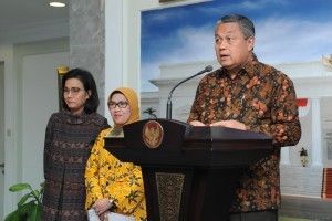 Governor of Bank Indonesia Perry Warjiyo at a press conference at the Presidential Office, Jakarta, Friday (16/11). (Photo by: Jay/Public Relations)