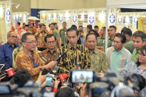 President Jokowi, accompanied by Cabinet Secretary and Minister of Research &Technology and Higher Education, answers reporters questions after opening the 2018 ISE Exhibition, in ICE Serpong, South Tangerang, Banten, Thursday (1/11). (Photo by: Jay/Public Relations)