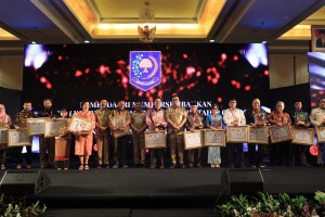 Mendagri Tjahjo Kumolo berfoto bersama wakil Ormas penerima penghargaan, di Hotel Red Top, Jakarta, Selasa (6/11) siang. (Foto: Puspen Kemendagri)