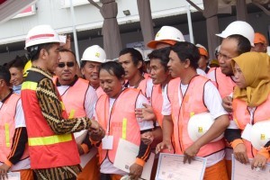 President Jokowi symbolically hands over 10,000 construction workers certificates at the opening of the 2018 Indonesia Construction Exhibition and Indonesia Infrastructure Week 2018, at the Indonesian Construction Hall D Outdoor Area, JI Expo, Kemayoran, Jakarta, Tuesday (31/10). (Photo by: Oji/Public Relations)