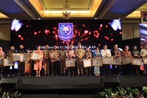 Minister of Home Affairs Tjahjo Kumolo takes pictures with representatives of the awardees in Jakarta, Tuesday (6/11). Photo by: Puspen Kemendagri