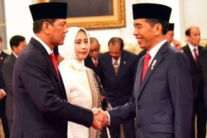President Jokowi congratulates newly inaugurated BNPB Head Lieutenant General Doni Monardo, at the State Palace, Jakarta, Wednesday (9/1). (Photo by: Rahmat/ PR Division)