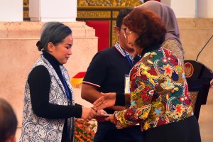 Minister of Marine Affairs and Fisheries Susi Pudjiastuti hands over license for fisheries entrepreneurs at the State Palace, Jakarta, Wednesday (30/1). (Photo: Rahmat/PR)
