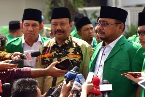Chairman of GP Ansor Yaqut Cholil Qoumas answers reporters questions after meeting with President Jokowi, at Merdeka Palace, Jakarta, Friday (11/1). (Photo: Rahmat/PR)