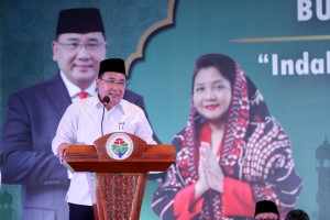 Minister of Village, Development of Disadvantaged Regions and Transmigration Eko Putro Sandjojo delivers introductory remarks during iftar dinner, at the Ministrys Office, Jakarta, Tuesday (21/5). (Photo by: Ministry of Village, Development of Disadvantaged Regions and Transmigration PR)