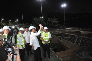 President Jokowi accompanied by Transportation Minister Budi K. Sumadi inspects construction of Muara Port at North Tapanuli Regency, North Sumatera province, Monday (29/7) (Photo: JAY/PR)
