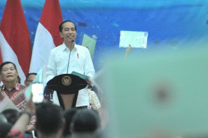 President Jokowi delivers remarks in front of recipients of land certificates in Manado, North Sulawesi, Thursday (5/7). (Photo by: JAY/PR)