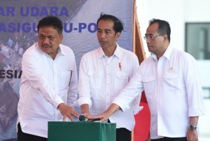 President Jokowi, accompanied by Transportation Minister and North Sulawesi Governor, presses a button to mark the inauguration of Miangas Airport in Talaud Regency, North Sulawesi, Wednesday (19/10) (Photo by: Rusman/Presidential Secretariat)