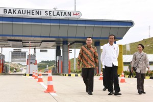 Presiden saat meninjau ruas Pelabuhan-Bakauheni sepanjang 8,9 km dan ruas Lematang-Kotabaru sepanjang 5,64 km, di Bakauheni, Lampung, Minggu (21/1). (Foto: Humas/Oji).