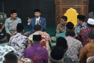 President Jokowi answers questions from community during a dialogue at Jamiatul Huda Mosque, Padang, West Sumatra, Monday (21/5) afternoon (Photo: Human Relations Division/Rahmat).