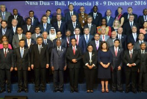 Presiden Jokowi berfoto bersama dengan para peserta Bali Democracy Forum, Kamis (8/12). (Foto: Humas/Rahmat)