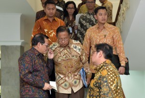 Coordinating Minister for the Economy, Cabinet Secretary, and Minister of Industry have a conversation after Limited Cabinet Meeting at the Presidential Office, Friday (20/7). (Photo: PR/Jay)
