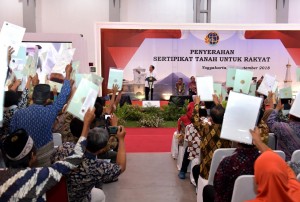Presiden Jokowi saat menyerahkan sertifikat di Jogja Expo Center (JEC), Bantul, Yogyakarta, Jumat (28/9). (Foto: BPMI)