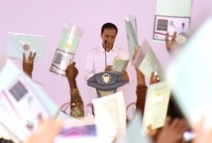 Presiden Jokowi menghitung sertifikat hak atas tanah yang dibagikan kepada masyarakat di Kabupaten Tegal dan sekitarnya, beberapa waktu lalu. (Foto: Dok. Humas)