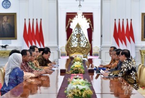 Presiden Jokowi menerima laporan Laporan Ikhtisar Hasil Pemeriksaan Semester I Tahun 2017 dari Pimpinan BPK, di Istana Merdeka, Jakarta, Selasa (10/10) pagi. (Foto: JAY/Humas)