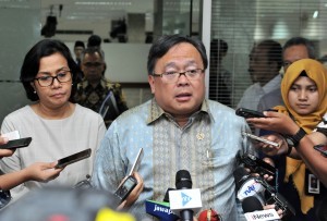 National Development Planning Minister Bambang Brodjonegoro delivers a statement to reporters after a Plenary Meeting of the National Committee for Sharia Finance on Monday (5/2), at the Presidential Office, Jakarta