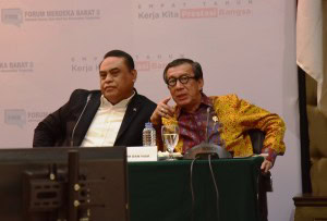 Menteri PANRB Syafruddin bersama Menteri Hukum dan HAM Yasonna H. Laoly dalam Konperensi Pers 4 Tahun Pemerintahan Jokowi-JK, di aula Gedung III Kemensetneg, Jakarta, Kamis (25/10) siang. (Foto: Deny S/Humas)