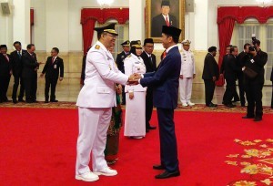 President Jokowi congratulate newly-inaugurated West Nusa Tenggara Governor Zulkieflimansyah, at the State Palace, Jakarta, on Wednesday (19/8). (Photo: JAY/PR Division)