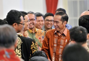 President Jokowi converses with the attendees at the Opening of the Meeting of Church Leaders and Rector/Head of the Indonesian Christian College, in the State Palace, Jakarta, Wednesday (24/10). (Photo by: Jay/Public Relations).