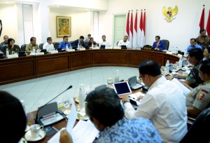 Presiden Jokowi memimpin Rapat Terbatas Percepatan Pelaksanaan Divestasi PT Freeport Indonesia, di Kantor Presiden, Jakarta, Kamis (29/11) siang. (Foto: Rahmat/Humas)