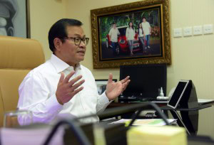 Seskab Pramono Anung dalam wawancara khusus di ruang kerjanya, Gedung III Kemensetneg, Jakarta, beberapa waktu lalu. (Foto: JAY/Humas)