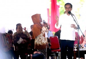 President Jokowi is on an event when paying a working visit to Yogya, Monday (10/10) morning. (Photo: Agung/Humas)