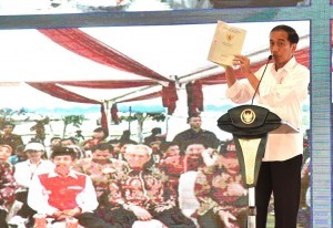 President Jokowi attends the delivery ceremony of Land Certificate for the community centered in Pancasila Square, Simpang Lima, Semarang City, Central Java Province, Saturday (23/12). (Photo: BPMI)