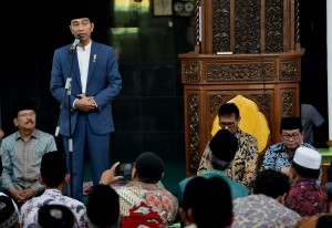 President Jokowi engages in a dialogue with community members at Jamiatul Huda Mosque, Padang, West Sumatra, Monday (21/5). (Photo by: Public Relations Division of Cabinet Secretariat/ Rahmat)