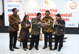 Cabinet Secretary Pramono Anung, CEO of Bank Mandiri Kartika Wirjoatmodjo, Deputy of Cabinet Secretary, Deputy Cabinet Secretary for Cabinet Work Support and Deputy CEO of Bank Mandiri launched Social Media Contest at Ministry of State Secretariat, Jakarta, Monday (26/3). (Photo by: Rahmat/Public Relations Division of Cabinet Secretary)