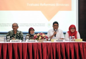 Ketua Tim Evaluator Kementerian PANRB Ananda Juarsa menyampaikan pengantar kegiatan, di Gedung III Kemensetneg, Jakarta, Kamis (20/9) pagi. (Foto: JAY/Humas)