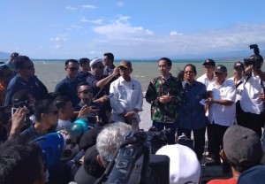President Jokowi gives press statement after inspecting quake affected areas in Palu, Central Sulawesi Province, Sunday (30/9). (Photo: IST).