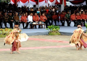 President Jokowi and a number of ministers are present at the peak event of Sail Karimata Strait 2016. (Photo by: Public Relations Division/Rahmat)