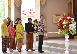 President Jokowi cuts the ribbon to mark the inauguration of the Keris Nusantara Museum, in Solo, Wednesday (9/8) afternoon. (Photo: Anggun/PR)
