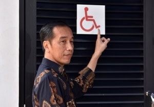 President Jokowi points out the example of disabled-friendly facilities in SUGBK, Jakarta, Tuesday (16/10). (Photo: Jay/Public Relations).