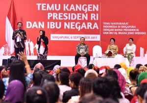 President Jokowi has a dialog with an Indonesian citizen during a gathering with Indonesian citizens in Singapore held at the Indonesian Embassy on Wednesday (6/9. (Photo by: Bureau of Press and Media of Presidential Secretariat /ES)