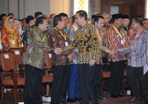President Jokowi is shaking hands with regional heads participating at the 2018 National Coordination Meeting on Inflation Control in Jakarta, Thursday (26/7) (Picture: PR/Jay)