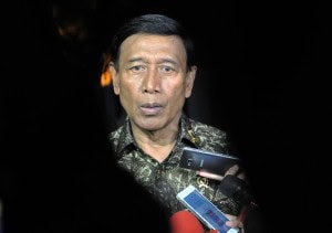 Menko Polhukam usai mengikuti Rapat Terbatas tentang Persiapan Natal dan Tahun Baru, di Istana Merdeka, Jakarta, Senin (18/12) sore. (Foto: Humas/Rahmat)