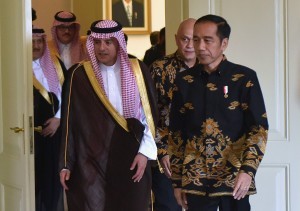 President Jokowi receives Saudi Foreign Minister Adel bin Ahmed Al-Jubeir at Bogor Presidential Palace, West Java, Monday (20/10). (Photo by: Rahmat/ PR Division).