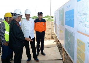 Presiden Jokowi saat melakukan peninjauan pembangunan infrastruktur Pengendalian Banjir di Cekungan Bandung, Bandung, Senin (4/12). (Foto: BPMI)