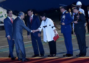 President Jokowi welcomes Malaysian Prime Minister Mahathir Mohammad at Halim Perdanakusuma Airport, Jakarta, on Thursday (28/6). (Photo by: Rahmat/Public Relations)