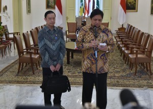 Minister of Industry Airlangga Hartarto accompanied by Head of the Investment Coordinating Board (BKPM) Thomas Lembong delivers a press statement, at the Bogor Presidential Palace, West Java, on Monday (9/7)) (Photo: Rahmat/PR)