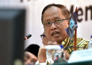 Minister of Research, Technology and Higher Education M. Nasir answers questions from journalists after attending 4-year Report of Jokowi-Jusuf Kalla Administration in Jakarta, Tuesday (23/10). Photo by: Rahmat, Public Relations Division of Cabinet Secretariat.