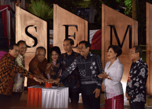 President Jokowi accompanied by Governor of Jakarta presses a siren marking the inauguration of Semanggi Interchange, Jakarta, Thursday (17/8) evening (Photo: GUN/PR)