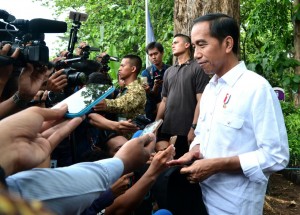 Presiden Jokowi menjawab wartawan usai menyerahkan SK IPHPS dan SK Kulin KK kepada 1.662 KK, di di Desa Dungus, Kabupaten Madiun, Provinsi Jawa Timur, Senin (6/11) pagi. (Foto: Setpres)