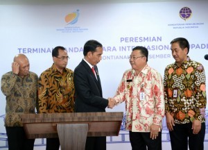 President Jokowi shakes hands with West Kalimantan Governor Cornelis after inaugurating a new terminal Supadio International Airport, Thursday (28/12). (Photo by: Presidential Secretariat)