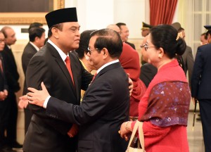Menteri PANRB Syafruddin menerima ucapan selamat dari Seskab Pramono Anung usai pelantikan dirinya, di Istana Negara, Jakarta, Rabu (15/8) siang. (Foto: Rahmat/Humas)