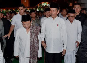 President Jokowi receives script of National Santri Pledge when attending National Santri Grand Assembly, at Vastenburg Fort, Surakarta City, Saturday (20/10). (Photo: BPMI)