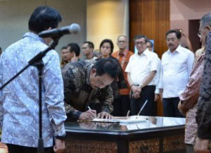 Coordinating Minister for the Economy Darmin Nasution witnesses Edy Putra Irawadi signing minutes of inauguration in Jakarta, Sunday (7/1). Photo by: Coordinating Ministry for the Economy.
